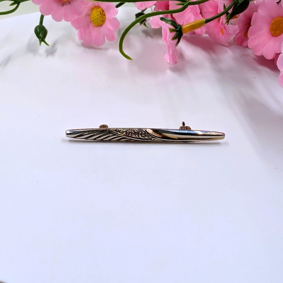 Minimalist and Elegant Vintage Engraved Bar Brooch - Picture 2 of 4